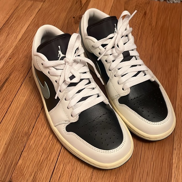 Nike Air Jordan 1 Low - Picture 2 of 9